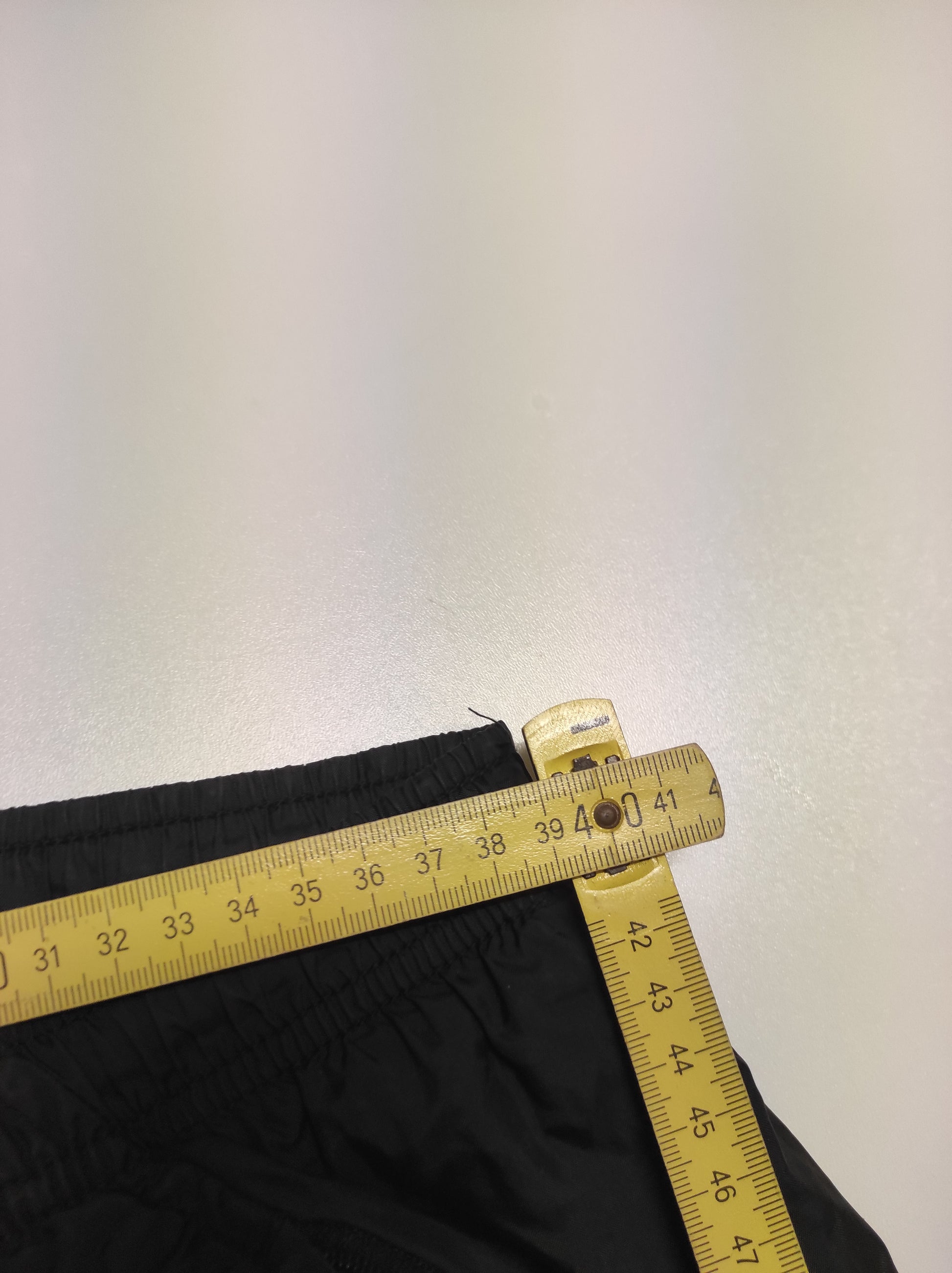 Entdecke unsere Vintage Track Pants von Nike und anderen Marken, erhältlich bei Valuxery.de - Dein Shop für trendige Vintage - Kleidung. Unsere Track Pants sind aus hochwertigen Materialien und