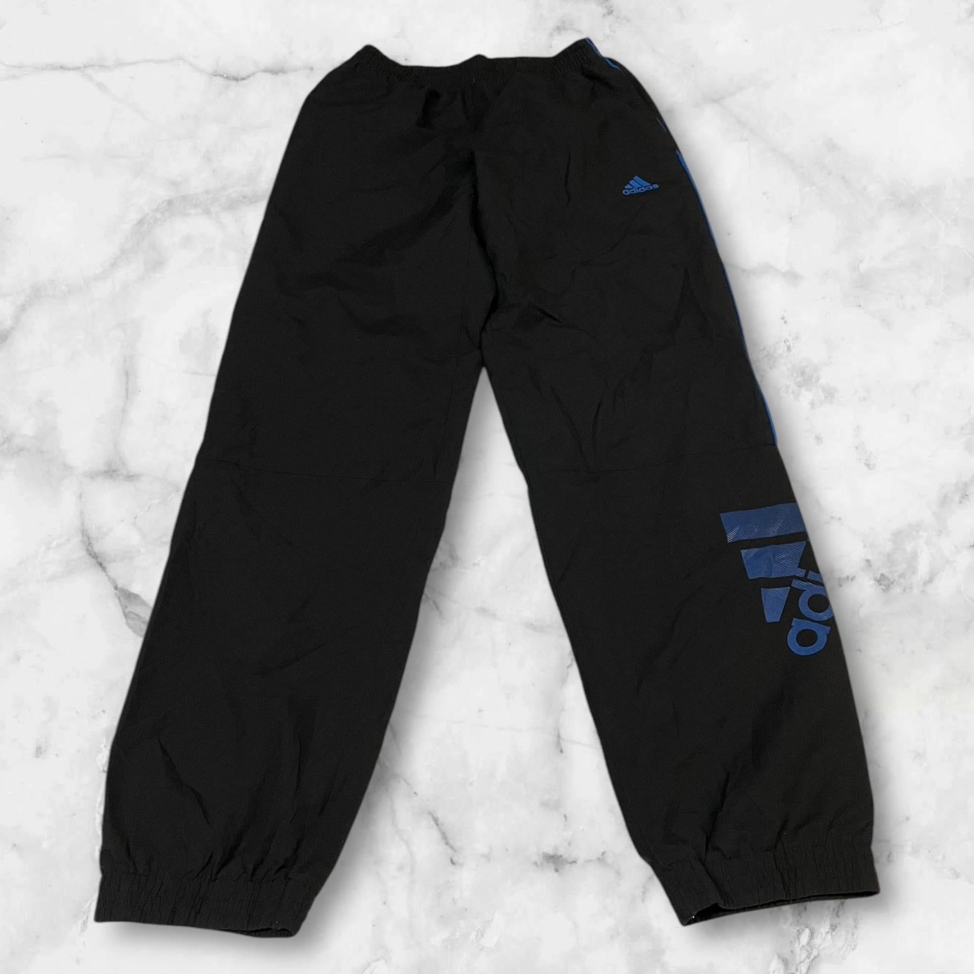 Entdecke unsere Vintage Track Pants von Nike und anderen Marken, erhältlich bei Valuxery.de - Dein Shop für trendige Vintage - Kleidung. Unsere Track Pants sind aus hochwertigen Materialien und