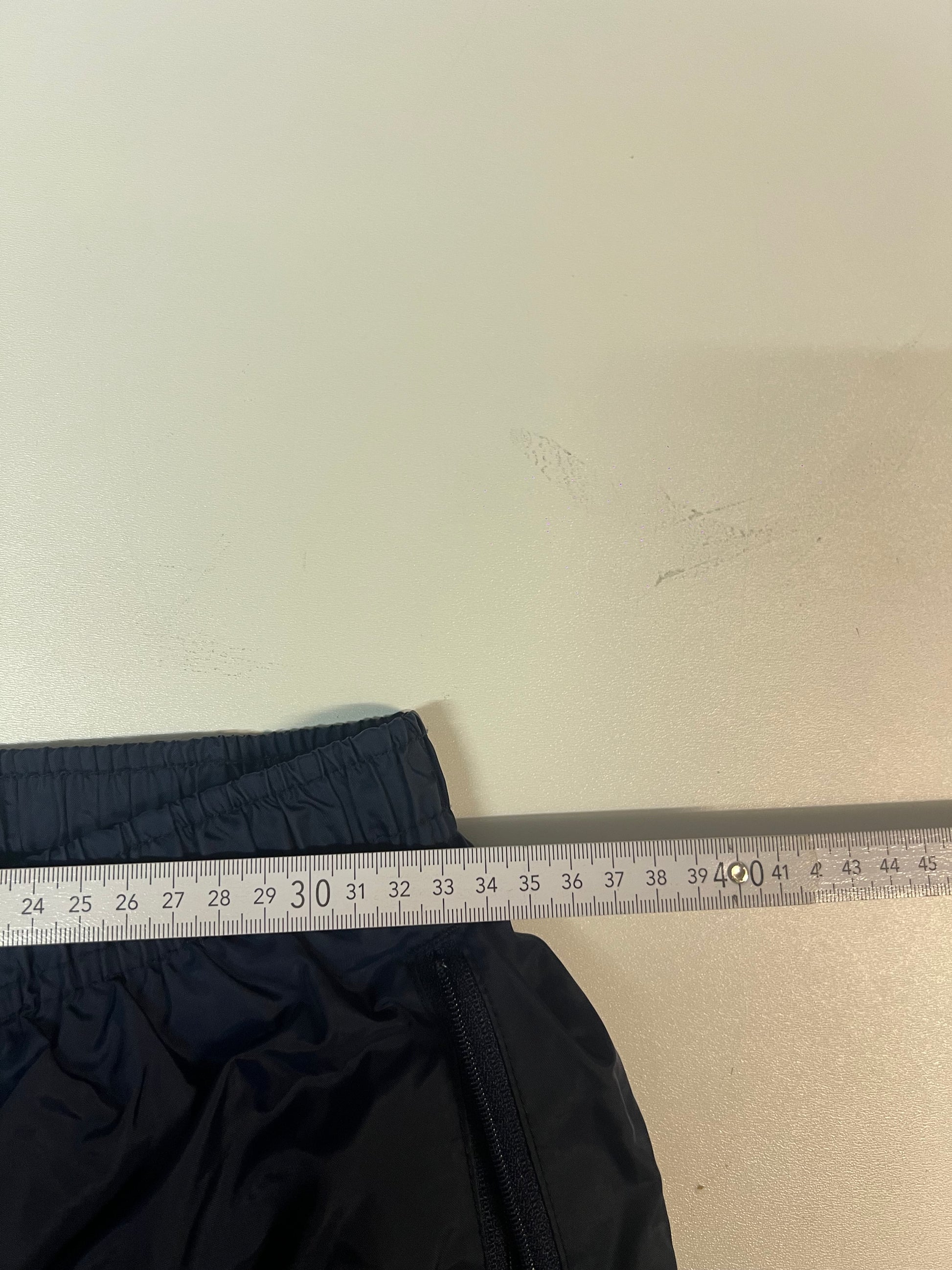 Entdecke unsere Vintage Track Pants von Nike und anderen Marken, erhältlich bei Valuxery.de - Dein Shop für trendige Vintage - Kleidung. Unsere Track Pants sind aus hochwertigen Materialien und