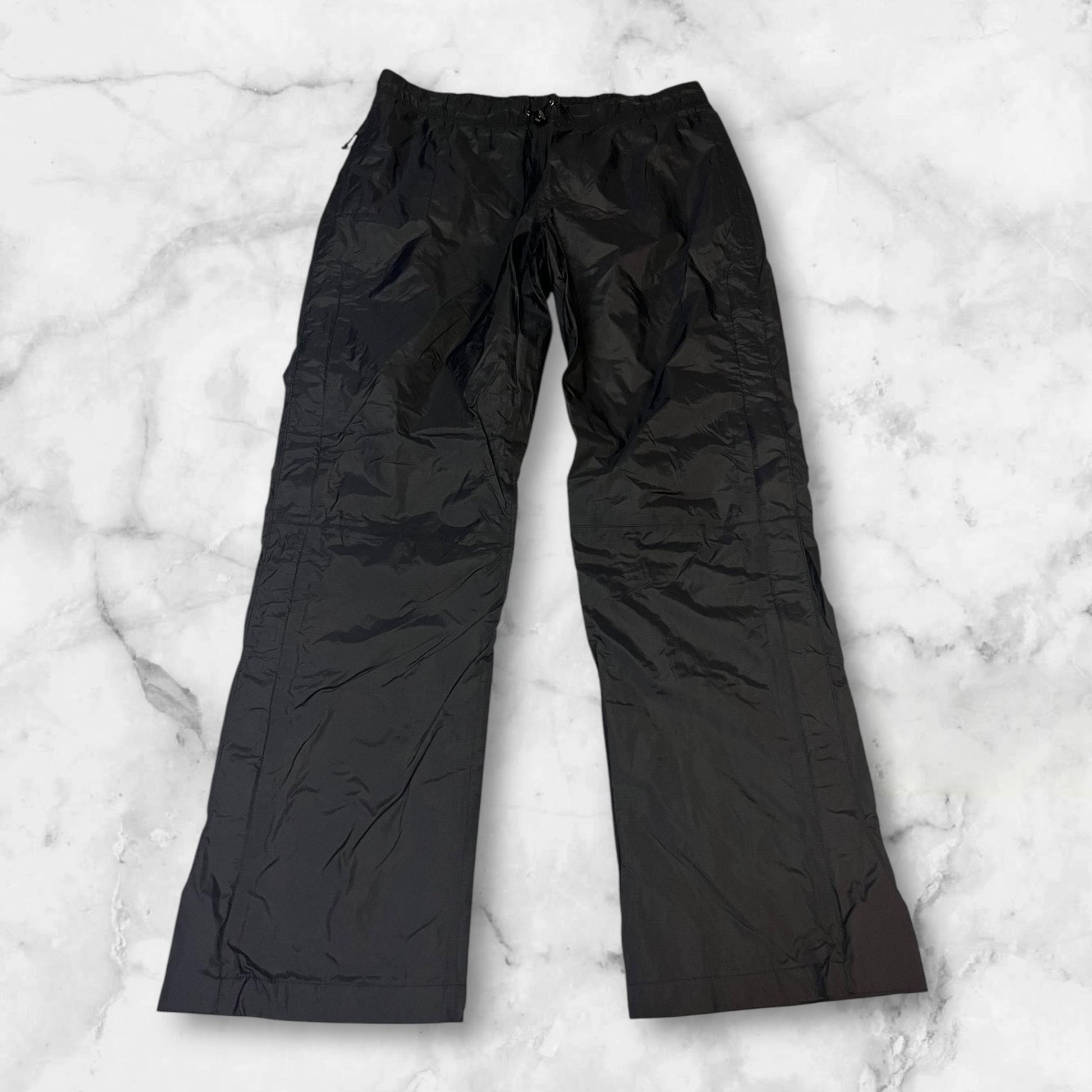 Entdecke unsere Vintage Track Pants von Nike und anderen Marken, erhältlich bei Valuxery.de - Dein Shop für trendige Vintage - Kleidung. Unsere Track Pants sind aus hochwertigen Materialien und