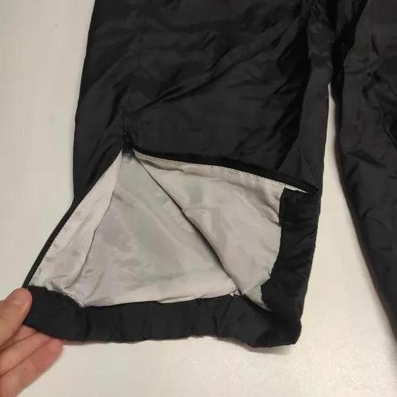 Entdecke unsere Vintage Track Pants von Nike und anderen Marken, erhältlich bei Valuxery.de - Dein Shop für trendige Vintage - Kleidung. Unsere Track Pants sind aus hochwertigen Materialien und