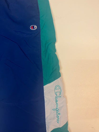 Entdecke unsere Vintage Track Pants von Nike und anderen Marken, erhältlich bei Valuxery.de - Dein Shop für trendige Vintage - Kleidung. Unsere Track Pants sind aus hochwertigen Materialien und