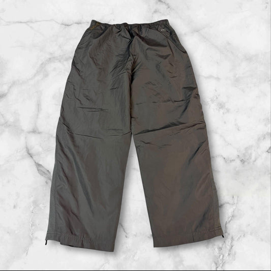 Entdecke unsere Vintage Track Pants von Nike und anderen Marken, erhältlich bei Valuxery.de - Dein Shop für trendige Vintage - Kleidung. Unsere Track Pants sind aus hochwertigen Materialien und