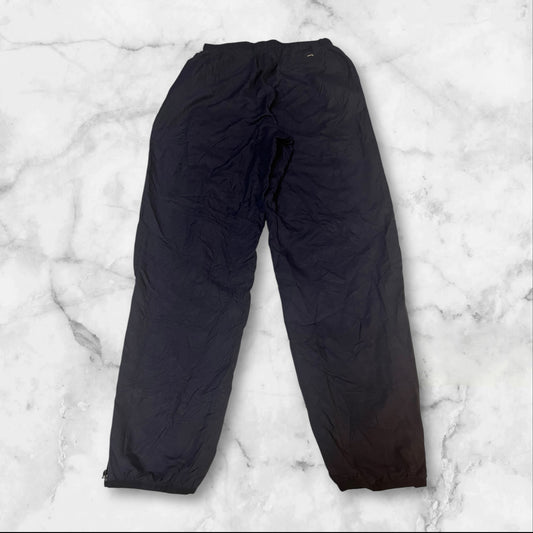 Entdecke unsere Vintage Track Pants von Nike und anderen Marken, erhältlich bei Valuxery.de - Dein Shop für trendige Vintage - Kleidung. Unsere Track Pants sind aus hochwertigen Materialien und