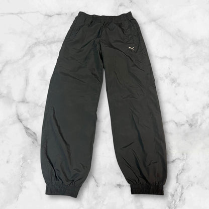 Entdecke unsere Vintage Track Pants von Nike und anderen Marken, erhältlich bei Valuxery.de - Dein Shop für trendige Vintage - Kleidung. Unsere Track Pants sind aus hochwertigen Materialien und