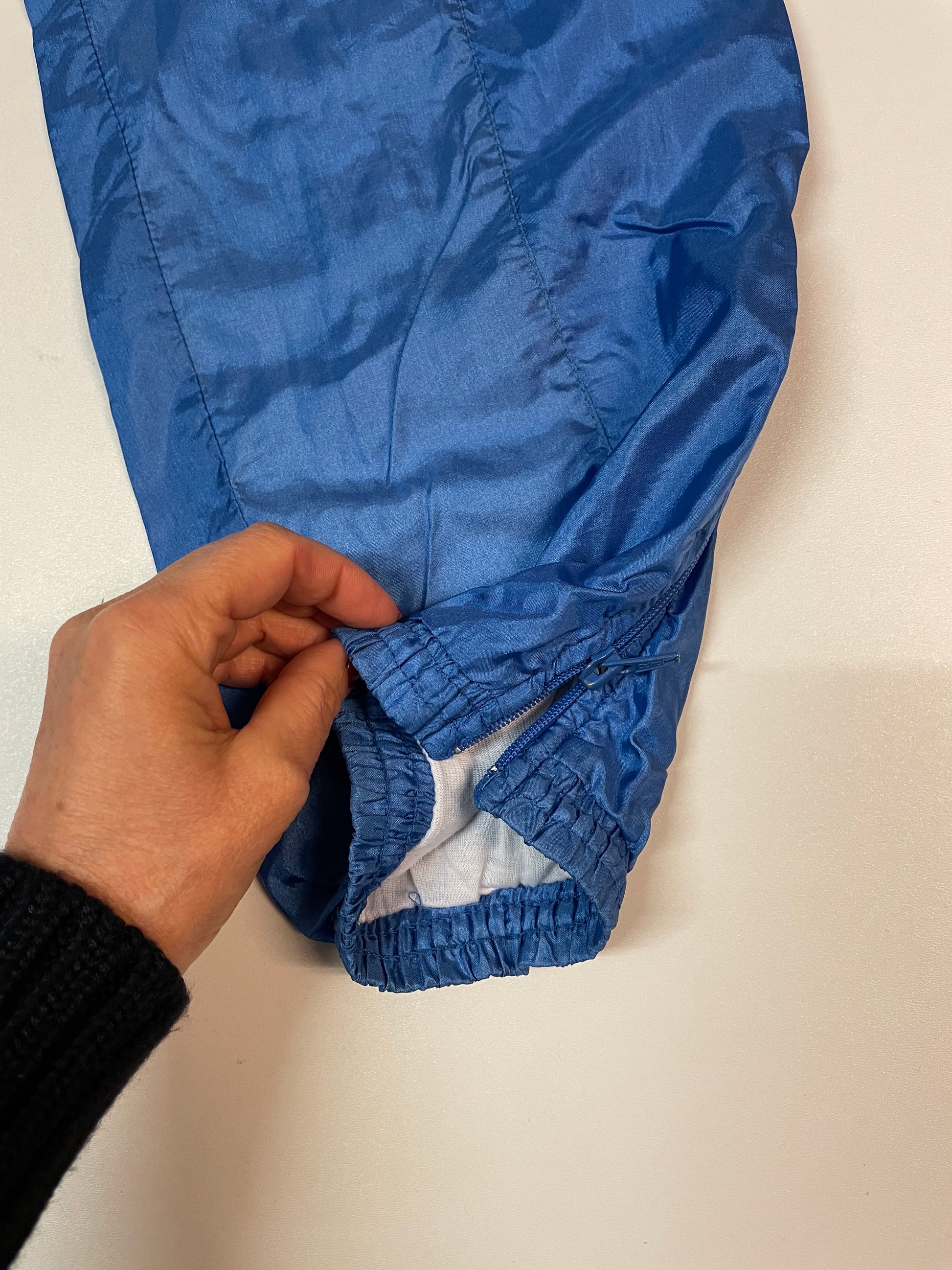 Entdecke unsere Vintage Track Pants von Nike und anderen Marken, erhältlich bei Valuxery.de - Dein Shop für trendige Vintage - Kleidung. Unsere Track Pants sind aus hochwertigen Materialien und