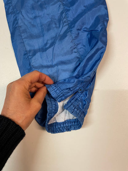Entdecke unsere Vintage Track Pants von Nike und anderen Marken, erhältlich bei Valuxery.de - Dein Shop für trendige Vintage - Kleidung. Unsere Track Pants sind aus hochwertigen Materialien und