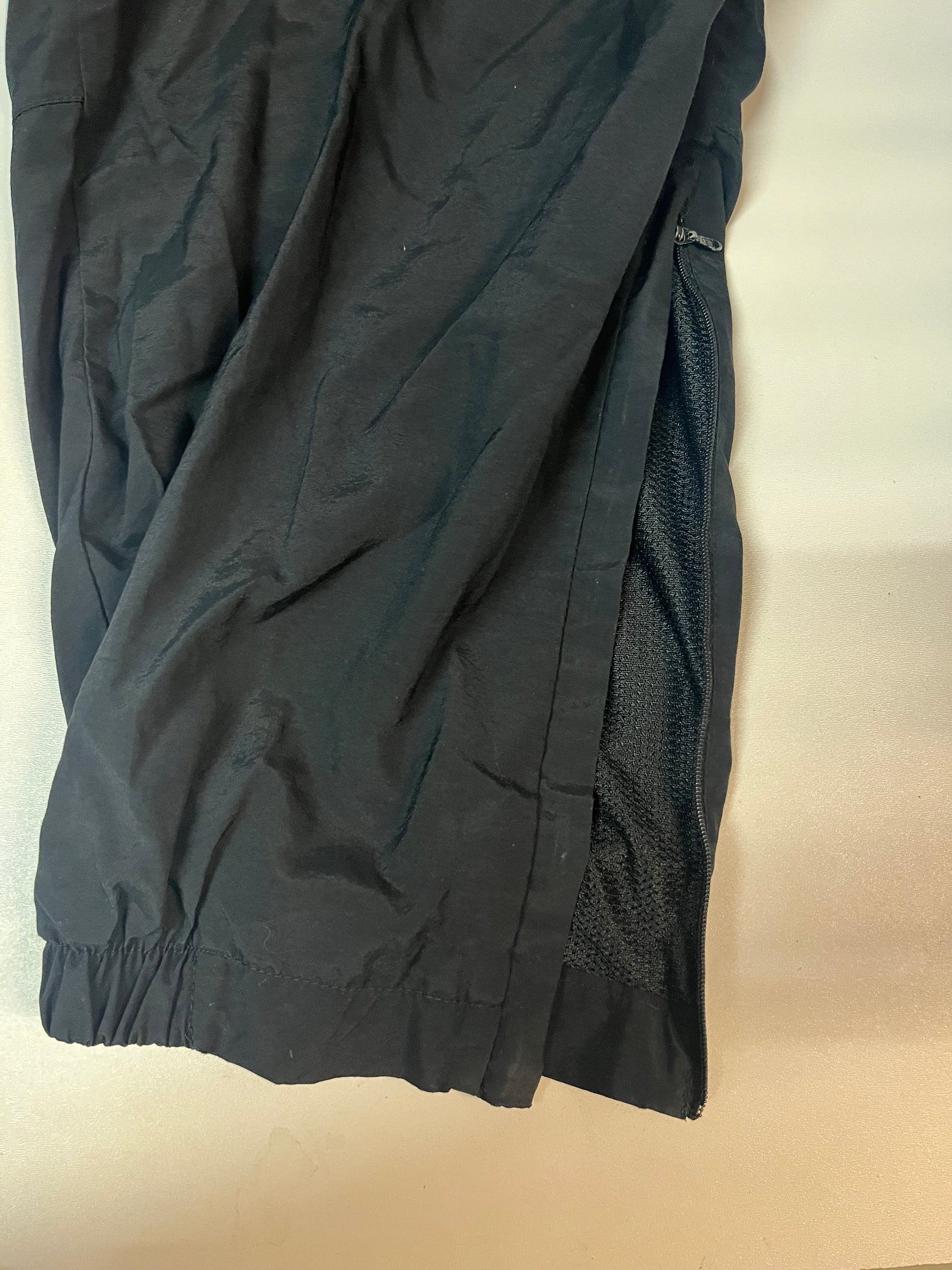 Entdecke unsere Vintage Track Pants von Nike und anderen Marken, erhältlich bei Valuxery.de - Dein Shop für trendige Vintage - Kleidung. Unsere Track Pants sind aus hochwertigen Materialien und