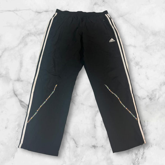 Entdecke unsere Vintage Track Pants von Nike und anderen Marken, erhältlich bei Valuxery.de - Dein Shop für trendige Vintage - Kleidung. Unsere Track Pants sind aus hochwertigen Materialien und