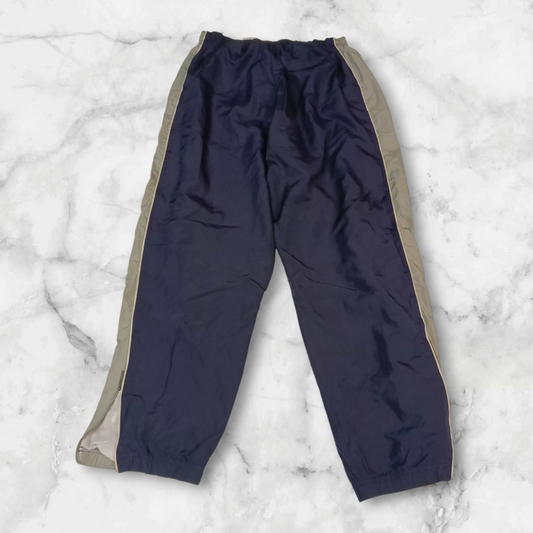 Entdecke unsere Vintage Track Pants von Nike und anderen Marken, erhältlich bei Valuxery.de - Dein Shop für trendige Vintage - Kleidung. Unsere Track Pants sind aus hochwertigen Materialien und