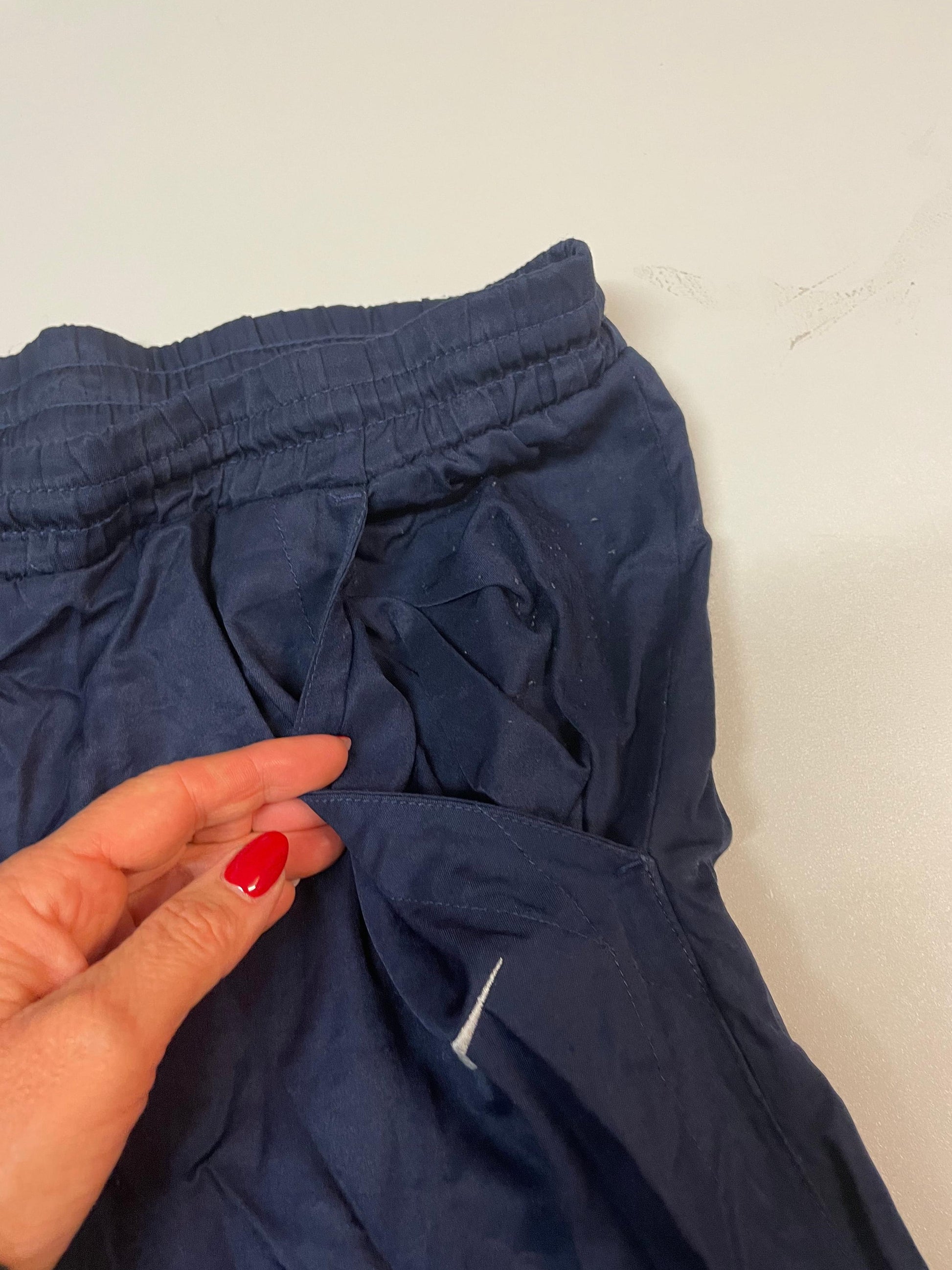 Entdecke unsere Vintage Track Pants von Nike und anderen Marken, erhältlich bei Valuxery.de - Dein Shop für trendige Vintage - Kleidung. Unsere Track Pants sind aus hochwertigen Materialien und