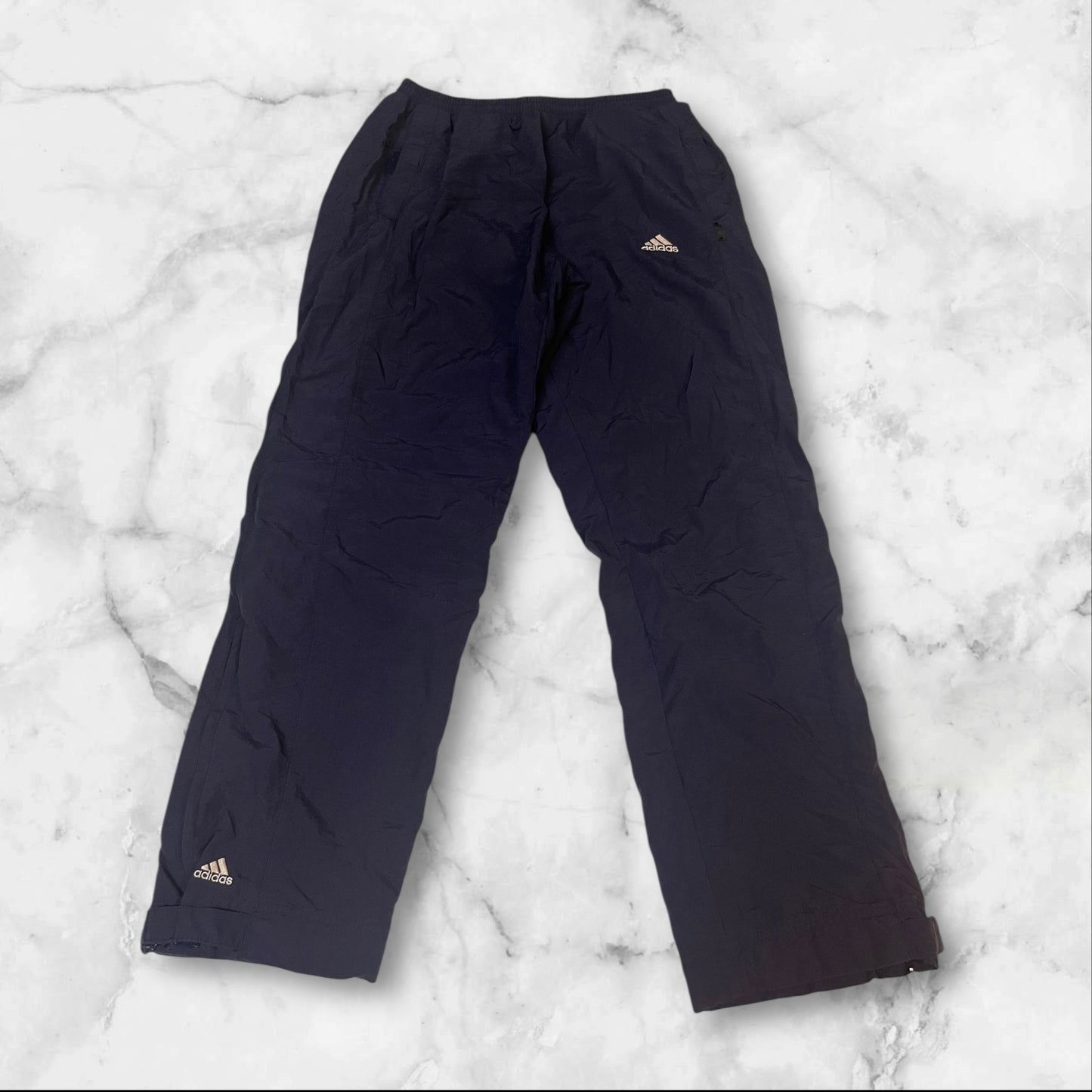 Entdecke unsere Vintage Track Pants von Nike und anderen Marken, erhältlich bei Valuxery.de - Dein Shop für trendige Vintage - Kleidung. Unsere Track Pants sind aus hochwertigen Materialien und