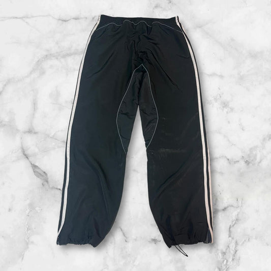 Entdecke unsere Vintage Track Pants von Nike und anderen Marken, erhältlich bei Valuxery.de - Dein Shop für trendige Vintage - Kleidung. Unsere Track Pants sind aus hochwertigen Materialien und