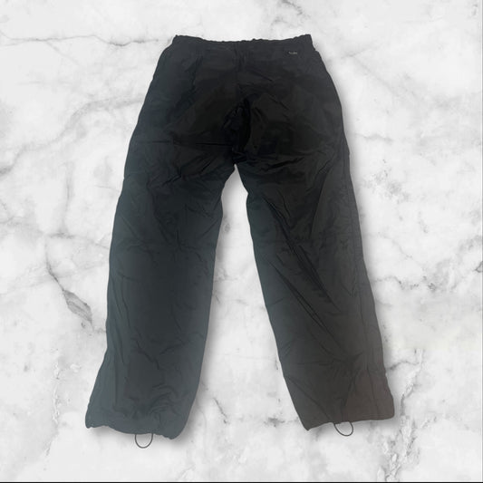 Entdecke unsere Vintage Track Pants von Nike und anderen Marken, erhältlich bei Valuxery.de - Dein Shop für trendige Vintage - Kleidung. Unsere Track Pants sind aus hochwertigen Materialien und