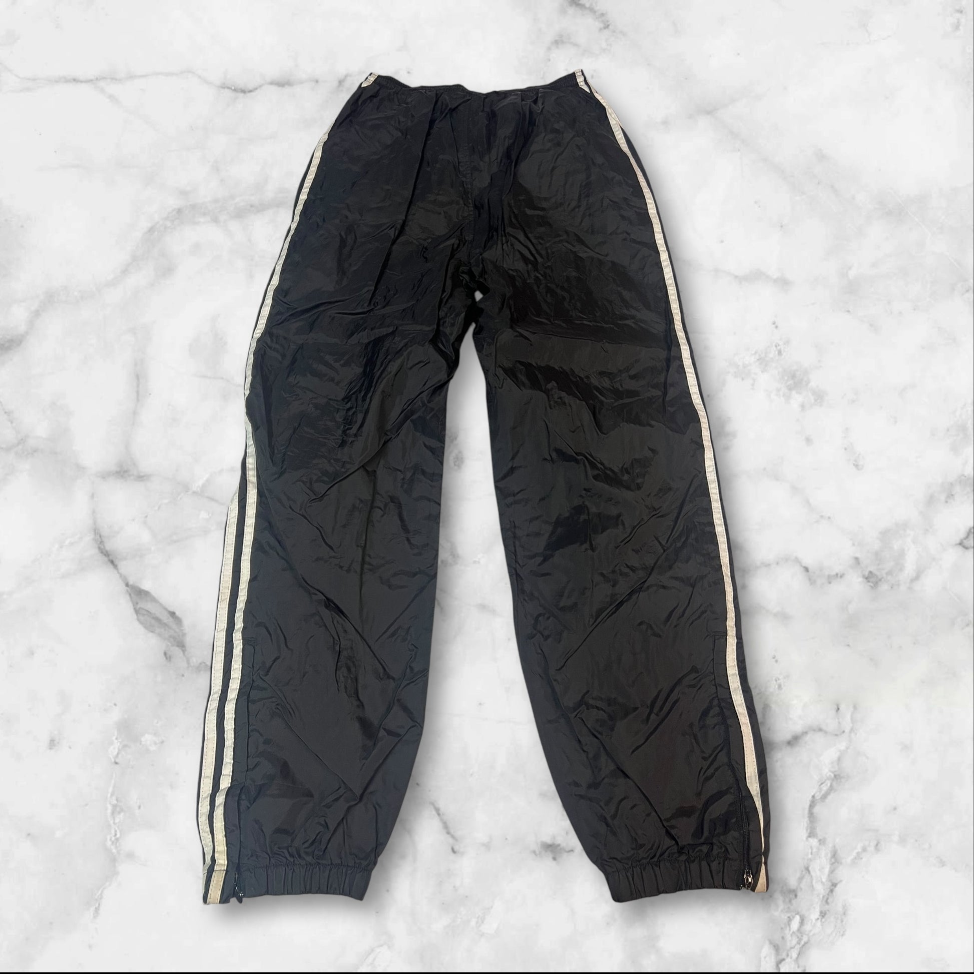 Entdecke unsere Vintage Track Pants von Nike und anderen Marken, erhältlich bei Valuxery.de - Dein Shop für trendige Vintage - Kleidung. Unsere Track Pants sind aus hochwertigen Materialien und