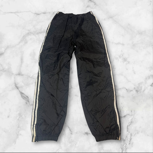 Entdecke unsere Vintage Track Pants von Nike und anderen Marken, erhältlich bei Valuxery.de - Dein Shop für trendige Vintage - Kleidung. Unsere Track Pants sind aus hochwertigen Materialien und