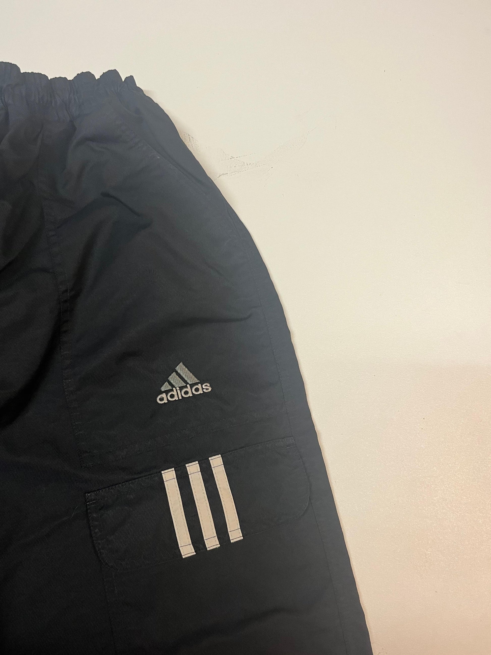Entdecke unsere Vintage Track Pants von Nike und anderen Marken, erhältlich bei Valuxery.de - Dein Shop für trendige Vintage - Kleidung. Unsere Track Pants sind aus hochwertigen Materialien und