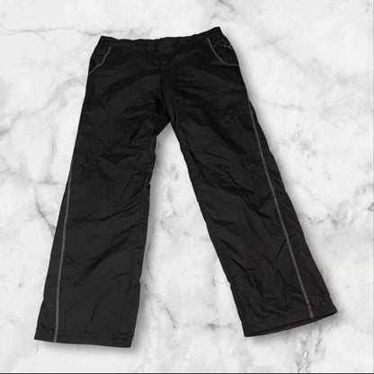Entdecke unsere Vintage Track Pants von Nike und anderen Marken, erhältlich bei Valuxery.de - Dein Shop für trendige Vintage - Kleidung. Unsere Track Pants sind aus hochwertigen Materialien und