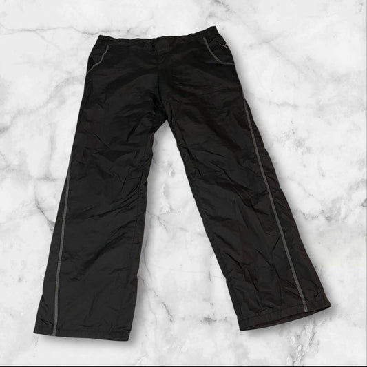 Entdecke unsere Vintage Track Pants von Nike und anderen Marken, erhältlich bei Valuxery.de - Dein Shop für trendige Vintage - Kleidung. Unsere Track Pants sind aus hochwertigen Materialien und