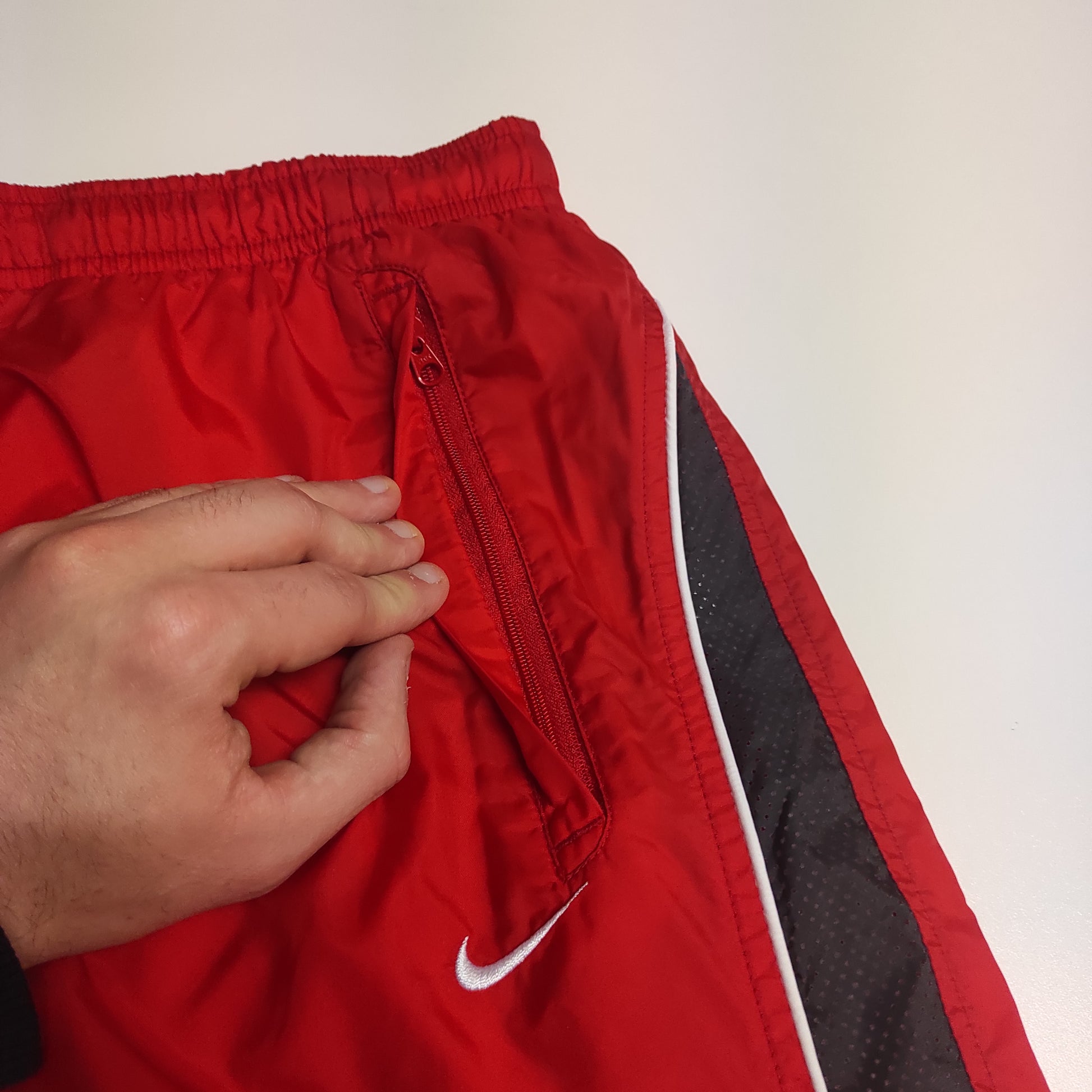 Entdecke unsere Vintage Track Pants von Nike und anderen Marken, erhältlich bei Valuxery.de - Dein Shop für trendige Vintage - Kleidung. Unsere Track Pants sind aus hochwertigen Materialien und