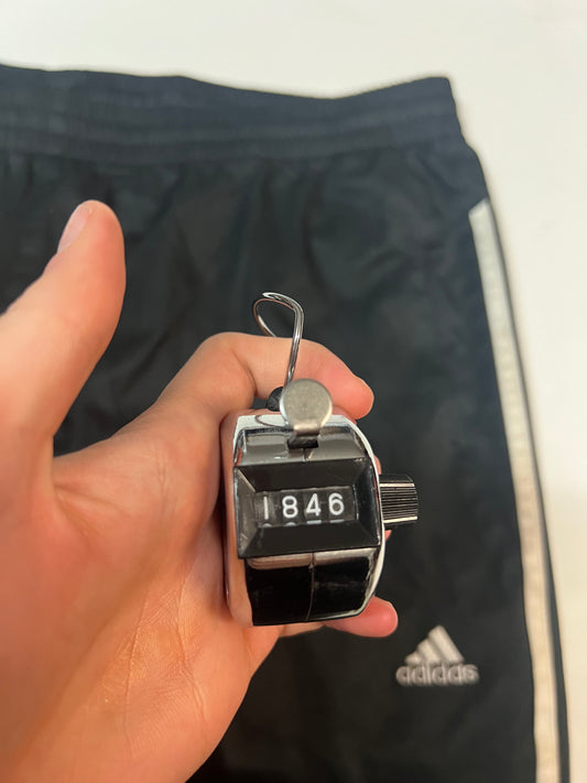 Entdecke unsere Vintage Track Pants von Nike und anderen Marken, erhältlich bei Valuxery.de - Dein Shop für trendige Vintage - Kleidung. Unsere Track Pants sind aus hochwertigen Materialien und