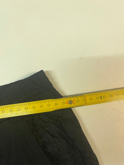 Entdecke unsere Vintage Track Pants von Nike und anderen Marken, erhältlich bei Valuxery.de - Dein Shop für trendige Vintage - Kleidung. Unsere Track Pants sind aus hochwertigen Materialien und
