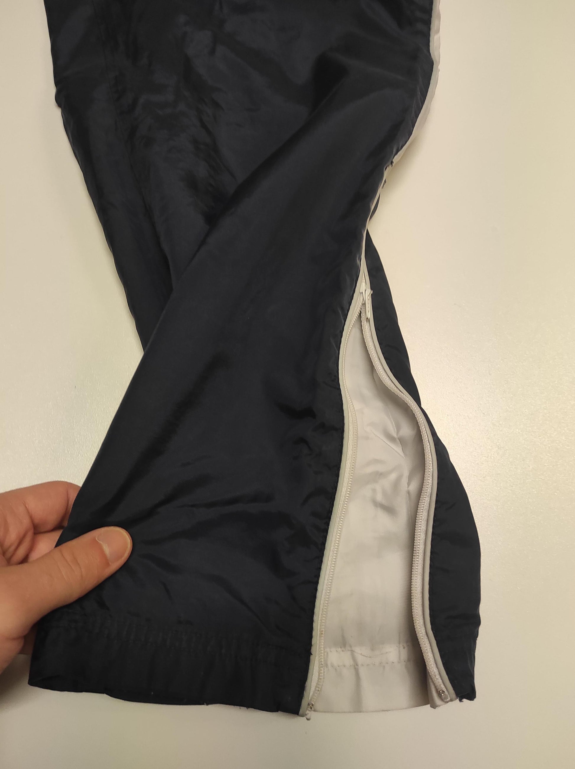 Entdecke unsere Vintage Track Pants von Nike und anderen Marken, erhältlich bei Valuxery.de - Dein Shop für trendige Vintage - Kleidung. Unsere Track Pants sind aus hochwertigen Materialien und