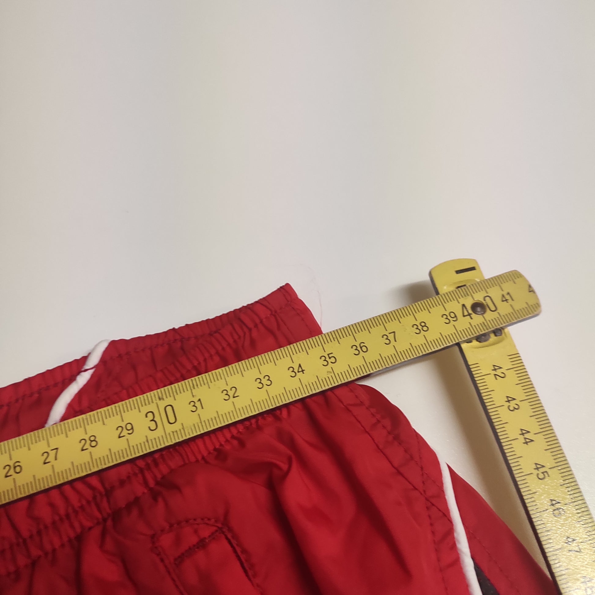 Entdecke unsere Vintage Track Pants von Nike und anderen Marken, erhältlich bei Valuxery.de - Dein Shop für trendige Vintage - Kleidung. Unsere Track Pants sind aus hochwertigen Materialien und