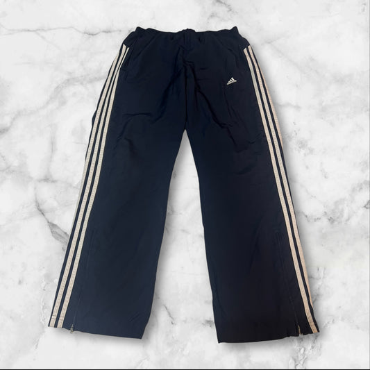 Entdecke unsere Vintage Track Pants von Nike und anderen Marken, erhältlich bei Valuxery.de - Dein Shop für trendige Vintage - Kleidung. Unsere Track Pants sind aus hochwertigen Materialien und