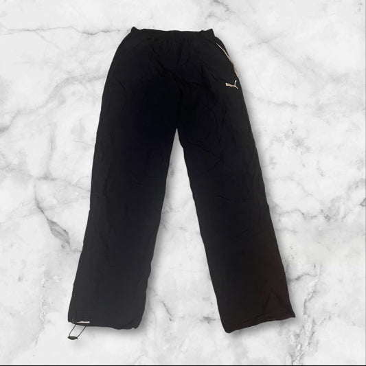 Entdecke unsere Vintage Track Pants von Nike und anderen Marken, erhältlich bei Valuxery.de - Dein Shop für trendige Vintage - Kleidung. Unsere Track Pants sind aus hochwertigen Materialien und