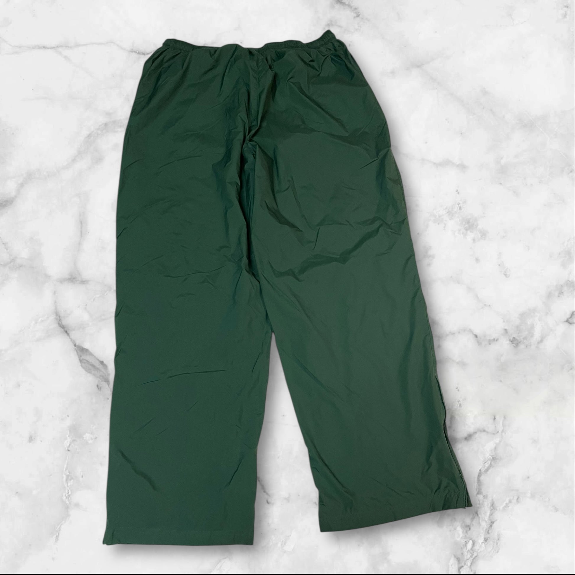 Entdecke unsere Vintage Track Pants von Nike und anderen Marken, erhältlich bei Valuxery.de - Dein Shop für trendige Vintage - Kleidung. Unsere Track Pants sind aus hochwertigen Materialien und