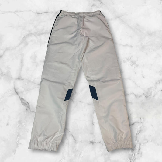 Entdecke unsere Vintage Track Pants von Nike und anderen Marken, erhältlich bei Valuxery.de - Dein Shop für trendige Vintage - Kleidung. Unsere Track Pants sind aus hochwertigen Materialien und