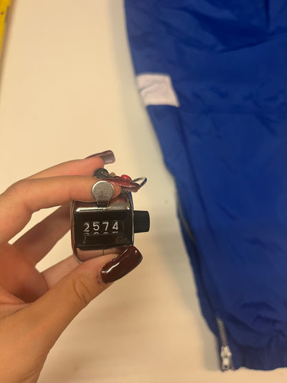 Entdecke unsere Vintage Track Pants von Nike und anderen Marken, erhältlich bei Valuxery.de - Dein Shop für trendige Vintage - Kleidung. Unsere Track Pants sind aus hochwertigen Materialien und