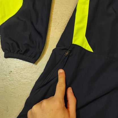 Entdecke unsere Vintage Track Pants von Nike und anderen Marken, erhältlich bei Valuxery.de - Dein Shop für trendige Vintage - Kleidung. Unsere Track Pants sind aus hochwertigen Materialien und
