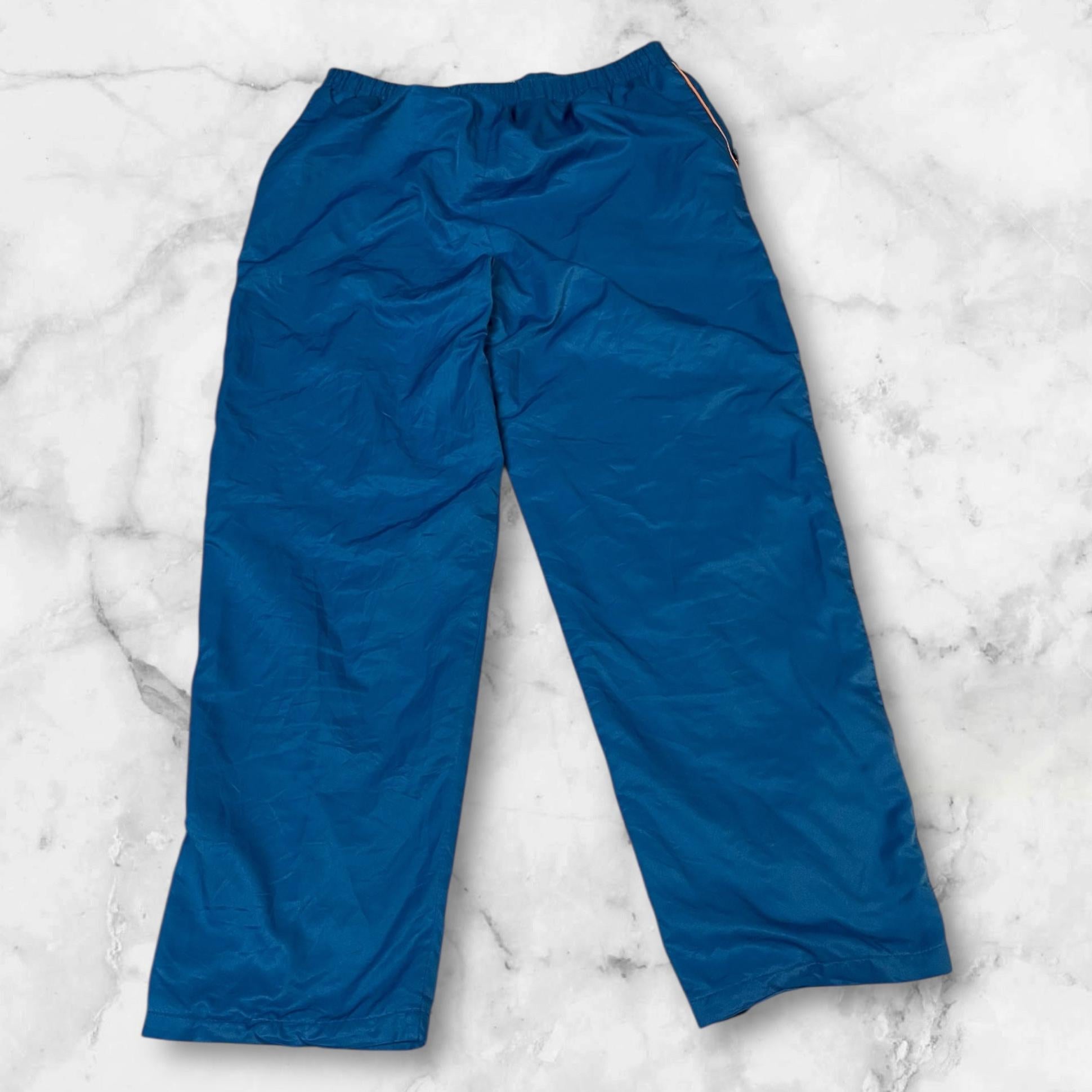Entdecke unsere Vintage Track Pants von Nike und anderen Marken, erhältlich bei Valuxery.de - Dein Shop für trendige Vintage - Kleidung. Unsere Track Pants sind aus hochwertigen Materialien und