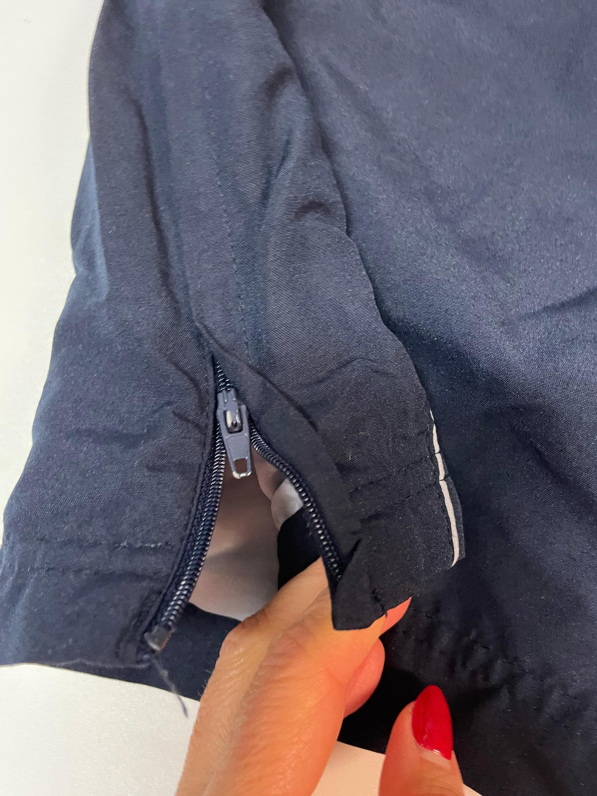 Entdecke unsere Vintage Track Pants von Nike und anderen Marken, erhältlich bei Valuxery.de - Dein Shop für trendige Vintage - Kleidung. Unsere Track Pants sind aus hochwertigen Materialien und