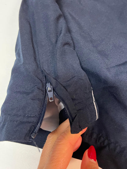 Entdecke unsere Vintage Track Pants von Nike und anderen Marken, erhältlich bei Valuxery.de - Dein Shop für trendige Vintage - Kleidung. Unsere Track Pants sind aus hochwertigen Materialien und