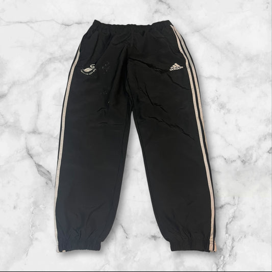 Entdecke unsere Vintage Track Pants von Nike und anderen Marken, erhältlich bei Valuxery.de - Dein Shop für trendige Vintage - Kleidung. Unsere Track Pants sind aus hochwertigen Materialien und