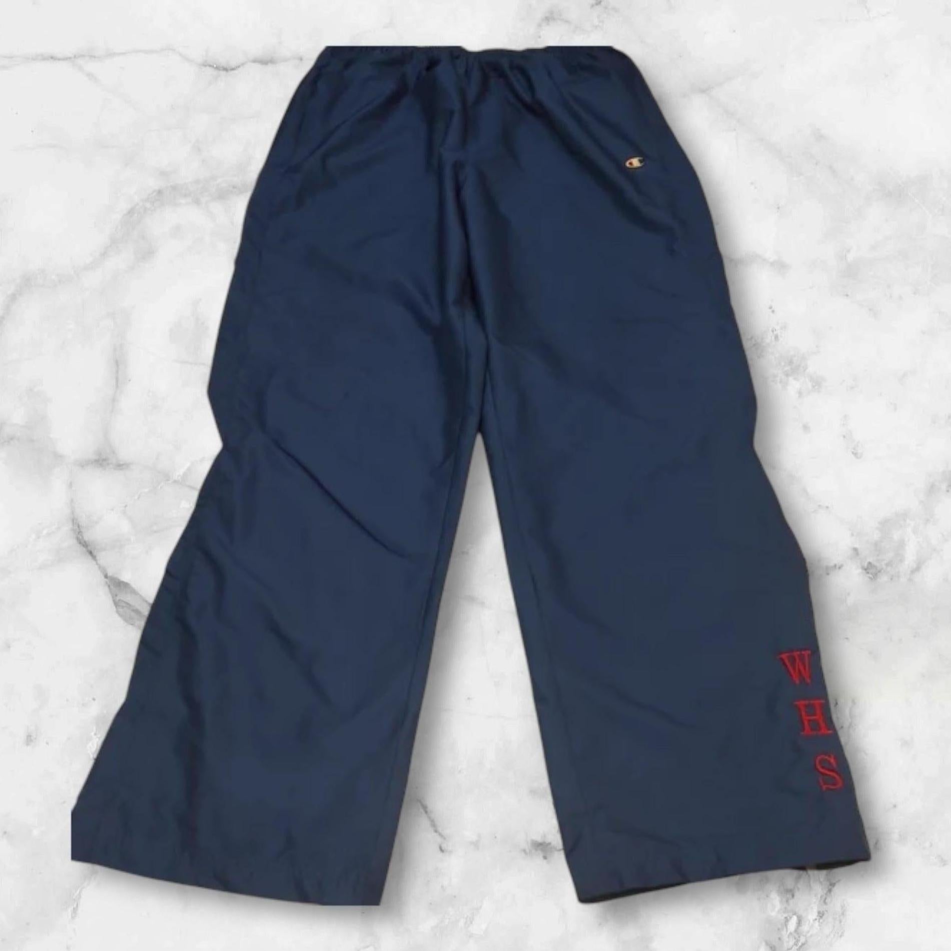 Entdecke unsere Vintage Track Pants von Nike und anderen Marken, erhältlich bei Valuxery.de - Dein Shop für trendige Vintage - Kleidung. Unsere Track Pants sind aus hochwertigen Materialien und