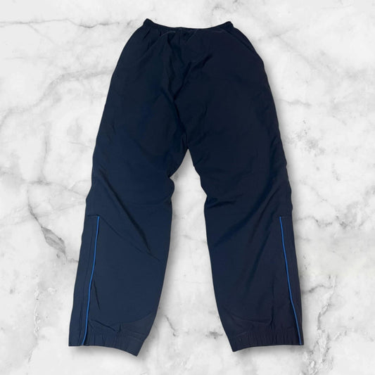 Entdecke unsere Vintage Track Pants von Nike und anderen Marken, erhältlich bei Valuxery.de - Dein Shop für trendige Vintage - Kleidung. Unsere Track Pants sind aus hochwertigen Materialien und