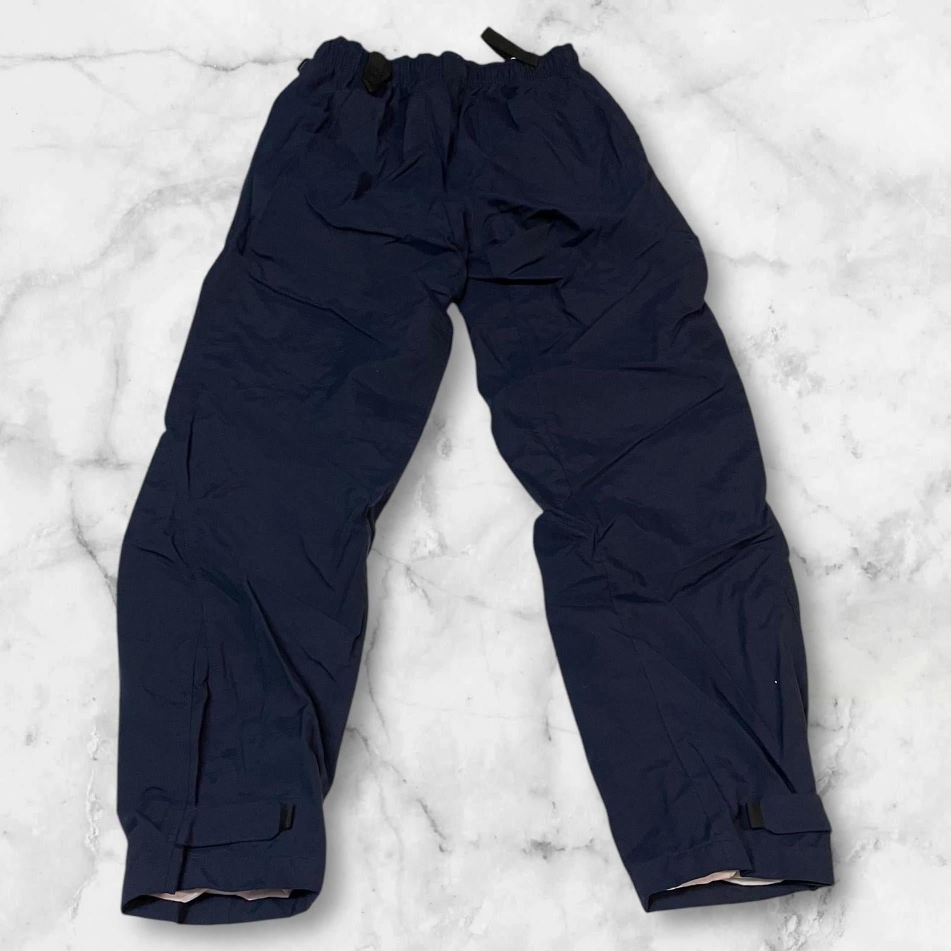 Entdecke unsere Vintage Track Pants von Nike und anderen Marken, erhältlich bei Valuxery.de - Dein Shop für trendige Vintage - Kleidung. Unsere Track Pants sind aus hochwertigen Materialien und
