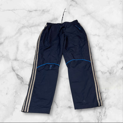 Entdecke unsere Vintage Track Pants von Nike und anderen Marken, erhältlich bei Valuxery.de - Dein Shop für trendige Vintage - Kleidung. Unsere Track Pants sind aus hochwertigen Materialien und