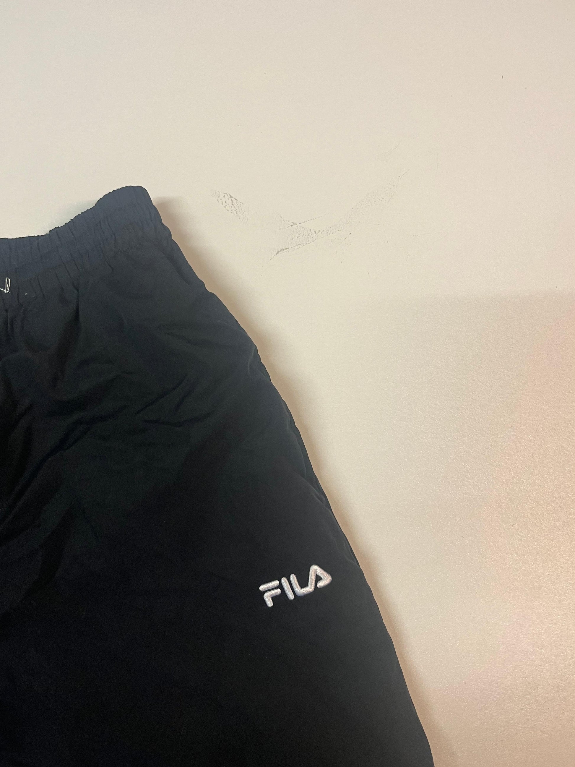 Entdecke unsere Vintage Track Pants von Nike und anderen Marken, erhältlich bei Valuxery.de - Dein Shop für trendige Vintage - Kleidung. Unsere Track Pants sind aus hochwertigen Materialien und