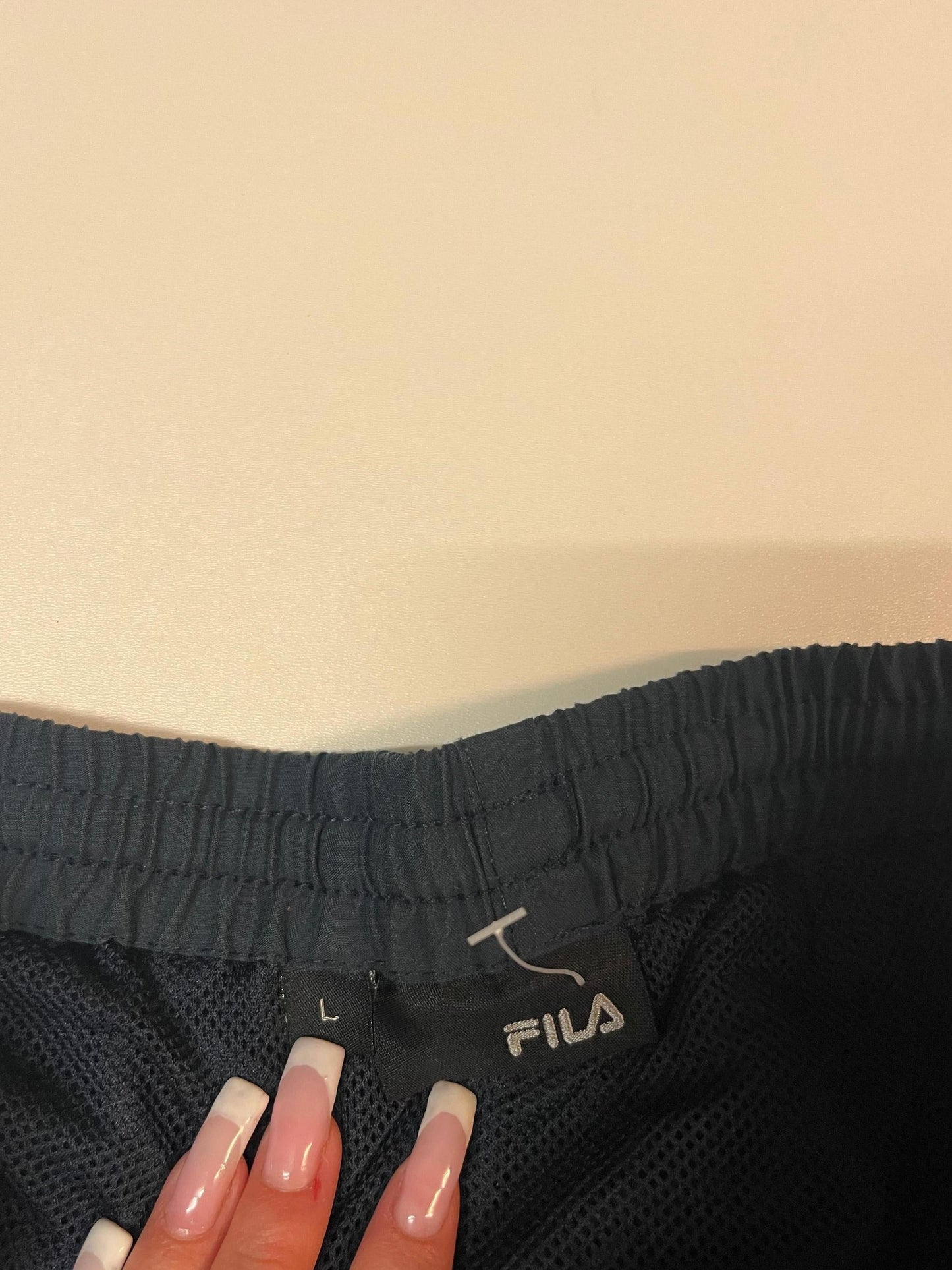 Entdecke unsere Vintage Track Pants von Nike und anderen Marken, erhältlich bei Valuxery.de - Dein Shop für trendige Vintage - Kleidung. Unsere Track Pants sind aus hochwertigen Materialien und