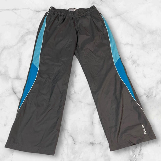 Entdecke unsere Vintage Track Pants von Nike und anderen Marken, erhältlich bei Valuxery.de - Dein Shop für trendige Vintage - Kleidung. Unsere Track Pants sind aus hochwertigen Materialien und