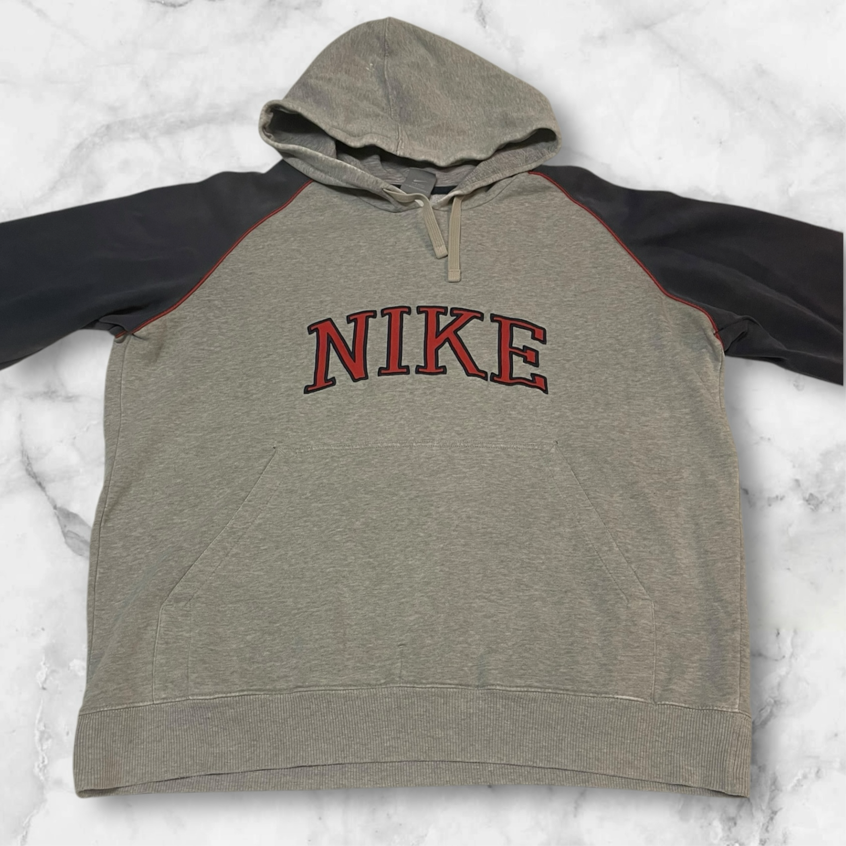 Entdecke unsere Vintage Track Pants von Nike und anderen Marken, erhältlich bei Valuxery.de - Dein Shop für trendige Vintage - Kleidung. Unsere Track Pants sind aus hochwertigen Materialien und