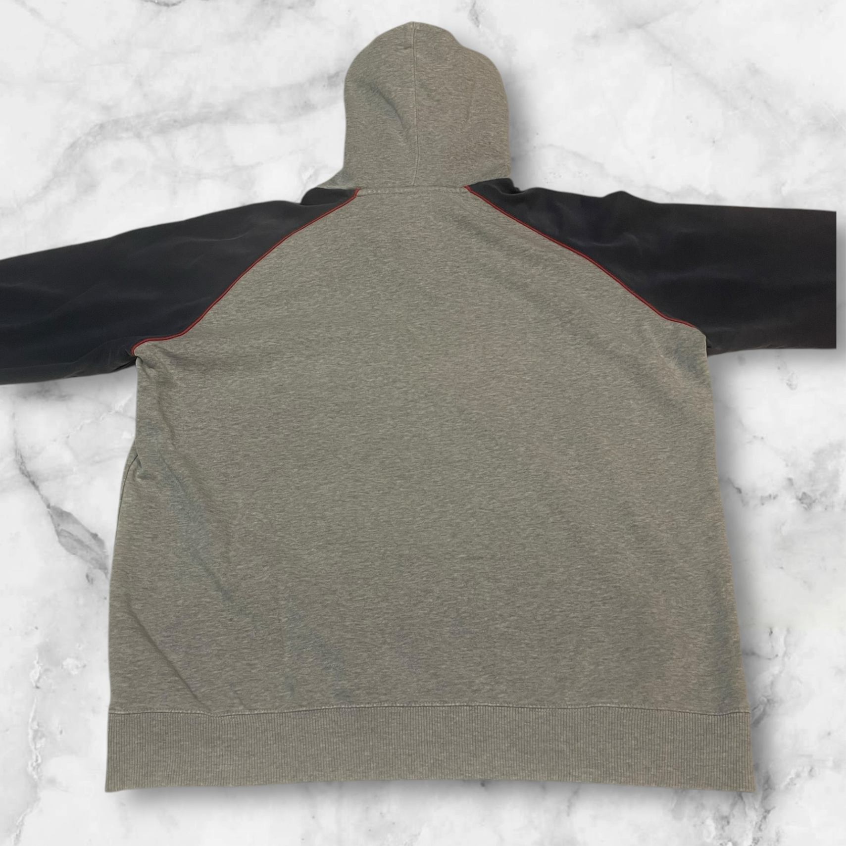Entdecke unsere Vintage Track Pants von Nike und anderen Marken, erhältlich bei Valuxery.de - Dein Shop für trendige Vintage - Kleidung. Unsere Track Pants sind aus hochwertigen Materialien und
