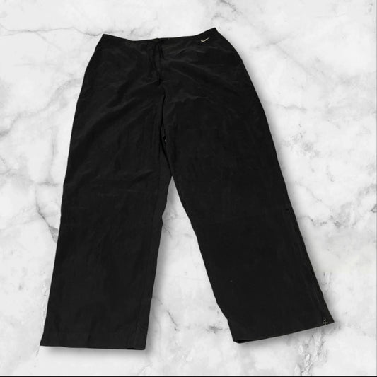 Entdecke unsere Vintage Track Pants von Nike und anderen Marken, erhältlich bei Valuxery.de - Dein Shop für trendige Vintage - Kleidung. Unsere Track Pants sind aus hochwertigen Materialien und