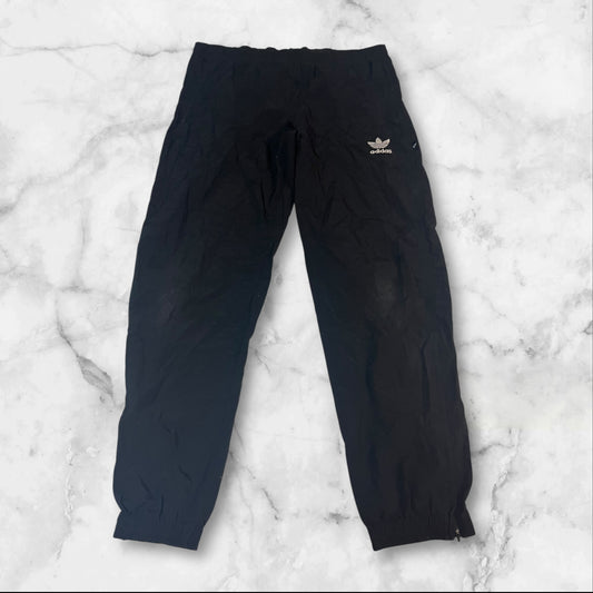 Entdecke unsere Vintage Track Pants von Nike und anderen Marken, erhältlich bei Valuxery.de - Dein Shop für trendige Vintage - Kleidung. Unsere Track Pants sind aus hochwertigen Materialien und