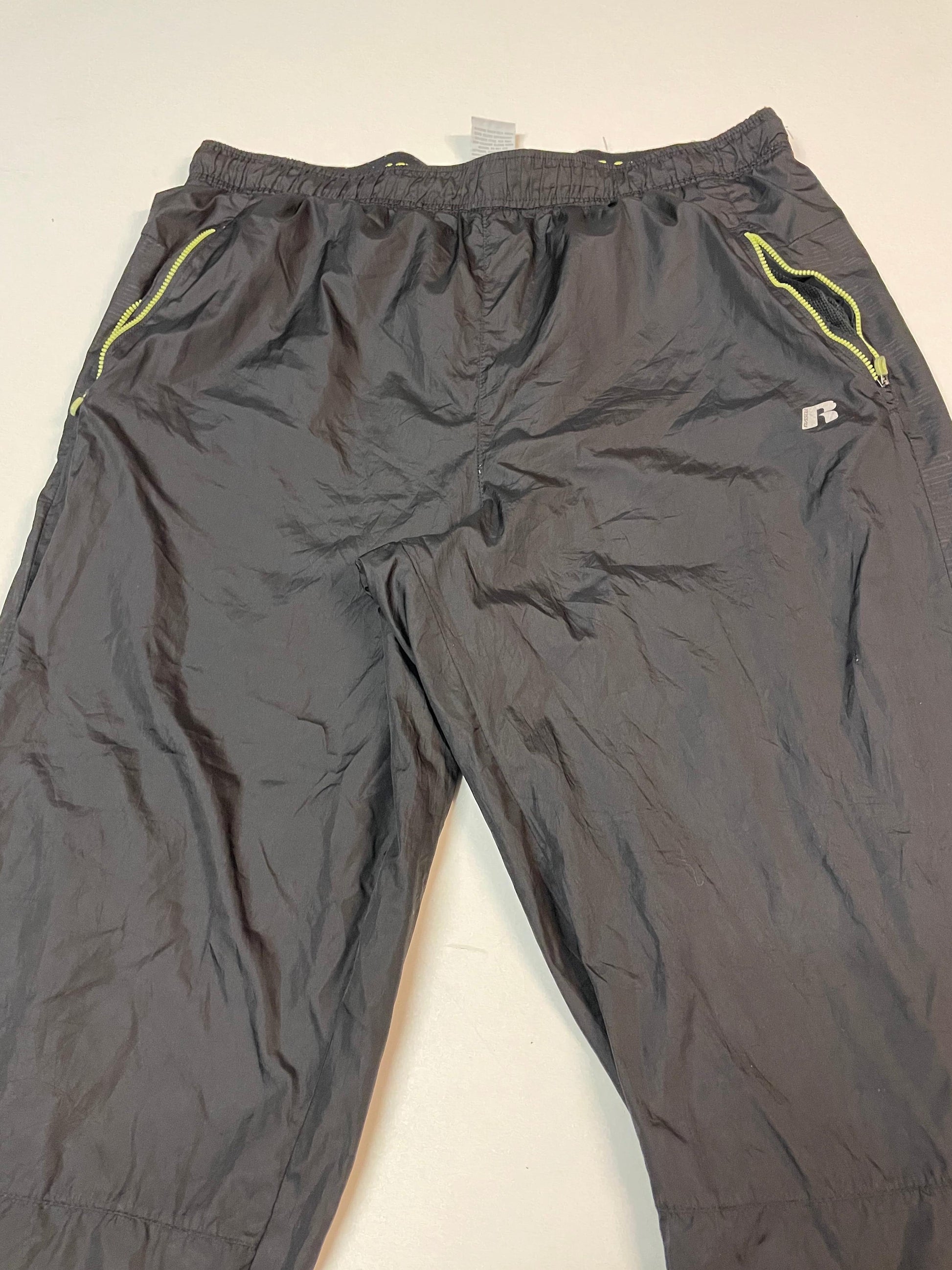 Entdecke unsere Vintage Track Pants von Nike und anderen Marken, erhältlich bei Valuxery.de - Dein Shop für trendige Vintage - Kleidung. Unsere Track Pants sind aus hochwertigen Materialien und